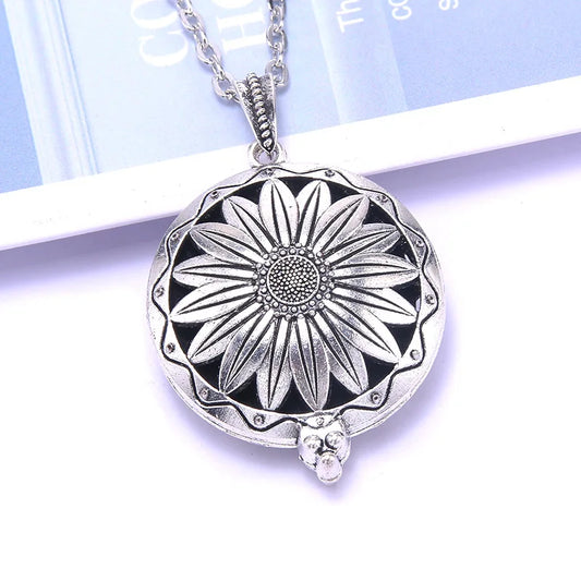 Detaljbild på ett runt aromahalsband i Silver med Prästkrage som symbol