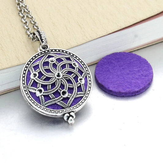 Detaljbild på ett runt aromahalsband i Silver med symbol för Keltisk sköld